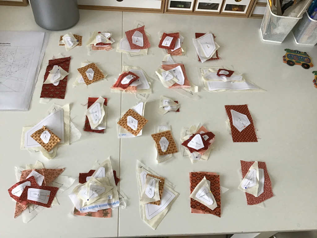 De juiste stukjes stof op elk paper piecing patroondeel gelegd